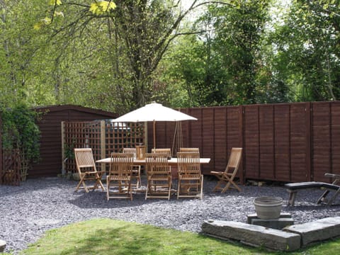 Gravelled patio area with outdoor furniture | Cornant, Llechryd, near Cardigan