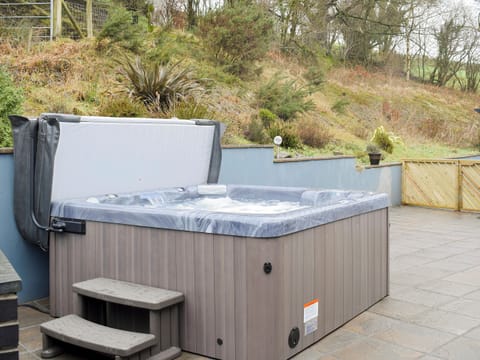 Enclosed rear courtyard with hot tub | Beudy - Bwlch Y Person Barns, Dihewyd, near Aberaeron