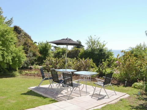 Tranquil sitting out area within front garden | Fairview, Rockcliffe, near Dalbeattie