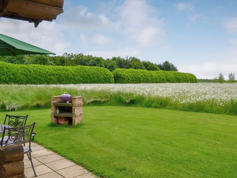 Large lawned garden | Lepus Lodge, South Carlton, near Lincoln