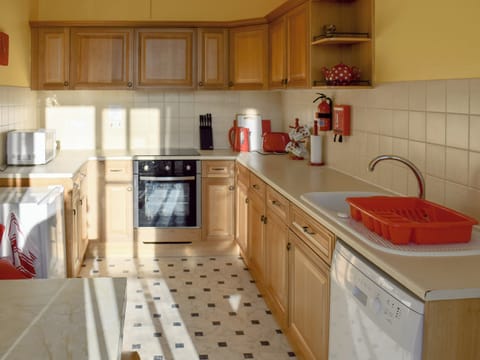 Well equipped kitchen | Frank&rsquo;s View, Saltburn-by-the-Sea