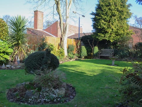 Well planted and well maintained garden | Pam&rsquo;s Plaice, Offord D&rsquo;Arcy, near Godmanchester