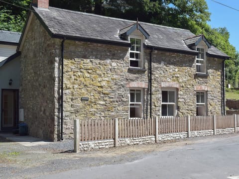 Detached Welsh holiday cottage close to the beaches of the south coast | Woodlands, Laugharne, near Pendine