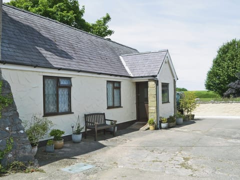 Spacious and comfortable accommodation | Pant Glas Mawr Cottage, Axton, near Holywell