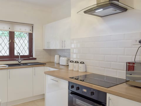 Well-equipped fitted kitchen | Sea Breeze, The Mumbles