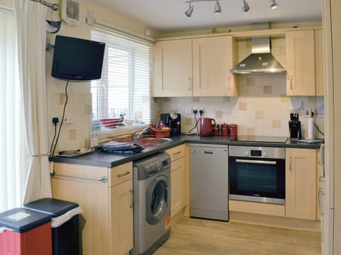 Well equipped kitchen | Fishers Cottage, Seahouses