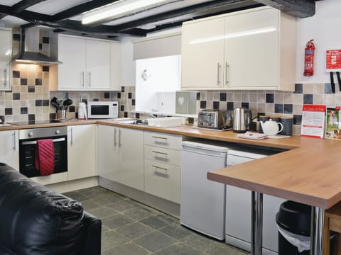 Well quipped kitchen | Pendref, Trawsfynydd, near Blaenau Ffestiniog