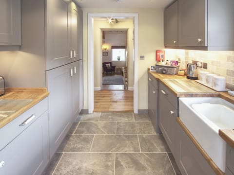 Well-equipped fitted kitchen | Fferam Gorniog, Holyhead Mountain, near Trearddur Bay