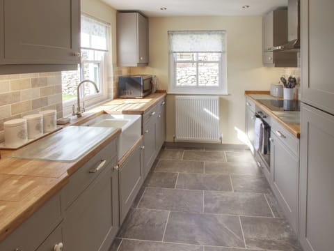 Well-equipped fitted kitchen | Fferam Gorniog, Holyhead Mountain, near Trearddur Bay