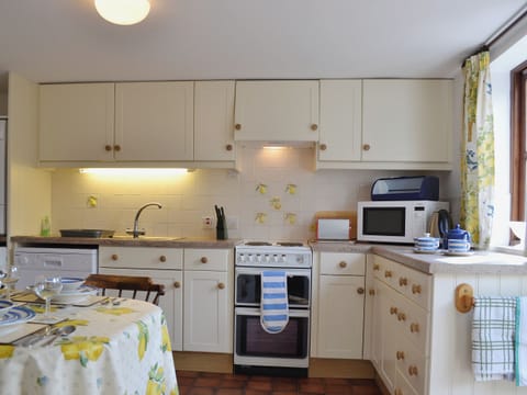 Kitchen/diner | Pear Tree Cottage - Goodmoor Cottages, Wyre Forest, near Bewdley