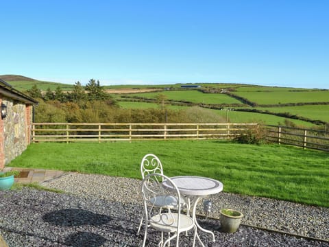Garden with stunning views of the surrounding countryside | Aberdaron Retreat- Ty Cam - Aberdaron Retreat, Aberdaron