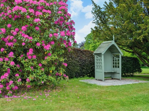 Delightful garden and grounds | Gilmilnscroft Estate - Gilmilnscroft Gatehouse, Gilmilnscroft Estate - The Old Stables - Gilminscroft Estate, Sorn, near Ayr