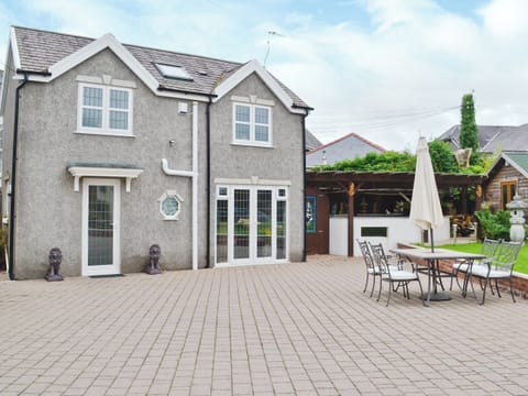 Tastefully furnished, detached holiday home | Lily Vale Cottage, Pontarddulais, near Llanelli