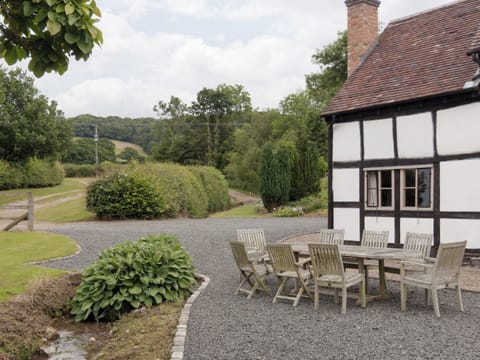 Outdoor furniture on gravelled patio area | Parkers - Netherley Hall Cottages, Mathon, near Malvern