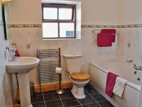 Bathroom | Elidir Cottage, Bontnewydd, Caernarfon
