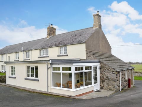 Lovely end of row holiday home with private parking area | Dunstanburgh View - Proctors Stead Cottages, Dunstan, near Craster