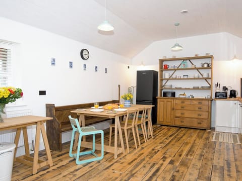 Spacious well equiped kitchen | Ty&middot; Cai - Ty Coch Chatham, Llandwrog, near Caernarfon