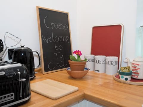 Spacious well equiped kitchen | Ty&middot; Cai - Ty Coch Chatham, Llandwrog, near Caernarfon
