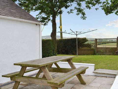 Picnic-style outdoor eating area | Deuglawdd Cottage - Deuglawdd Farm , Aberdaron, near Pwllheli 
