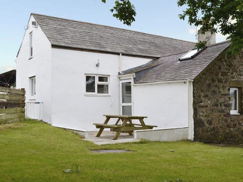 Lovely whitewashed farmhouse | Deuglawdd Cottage - Deuglawdd Farm , Aberdaron, near Pwllheli 