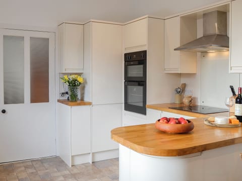Well-equipped fitted kitchen | The Coach House, Alford