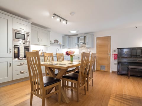 Open plan living/dining room/kitchen | The Bunker, Sennen