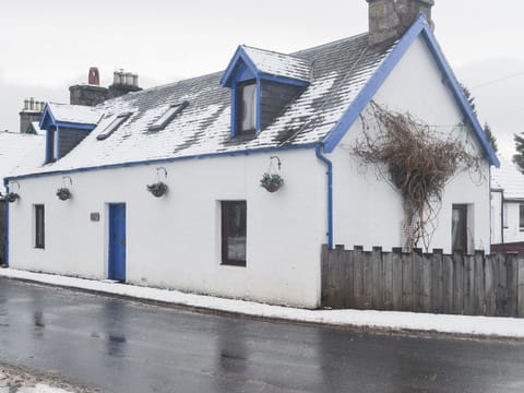 Winter snow exterior | West End Cottage, Carrbridge, near Aviemore