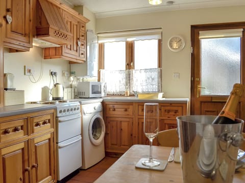Well equipped Farmhouse style kitchen | Draig’s Cottage, Abergavenny