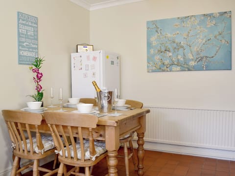 Quaint kitchen/ dining area | Draig’s Cottage, Abergavenny