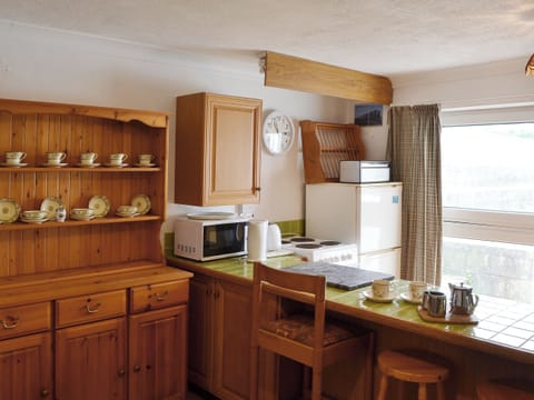 Farmhouse style kitchen with breakfast bar | Glan-Mor, Pwllheli