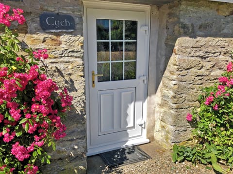 Welcoming entrance | Cych Cottage - Lletty Farm, Penrherber, Newcastle Emlyn