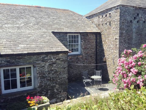 Enclosed rear courtyard with outdoor furniture | Meadwell - Trebarwith Farm Cottages, Trebarwith, Delabole