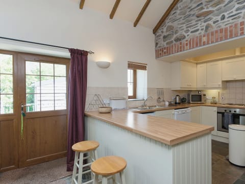 Open plan living/dining room/kitchen | Yr Hen Stabl, Tregaron