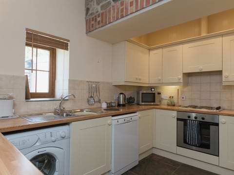 Open plan living/dining room/kitchen | Yr Hen Stabl, Tregaron