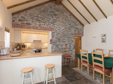 Open plan living/dining room/kitchen | Yr Hen Stabl, Tregaron
