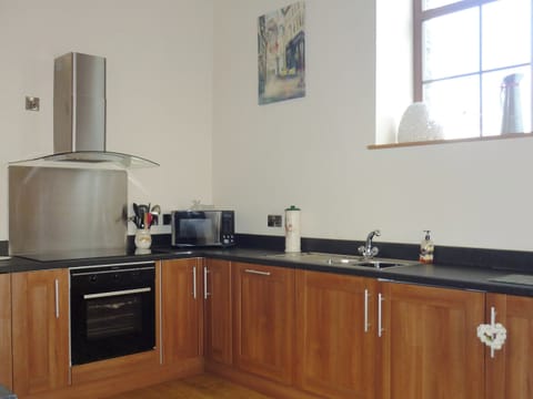 Well equipped kitchen area | Bwthyn Meulan, Llandwrog, near Caernarfon