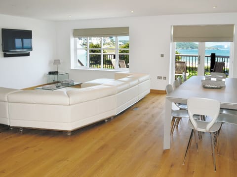 Open plan living/dining room/kitchen | Gylly Beach View, Falmouth