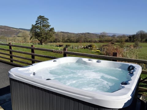 Hot tub | Bryn Melyn - Rhyd Uchaf Cottages, Rhyduchaf, near Bala