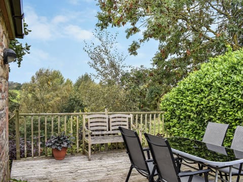 Sitting-out-area | Riverbank Cottage - Hole House Farm Cottages, Pooley Bridge, nr. Ullswater