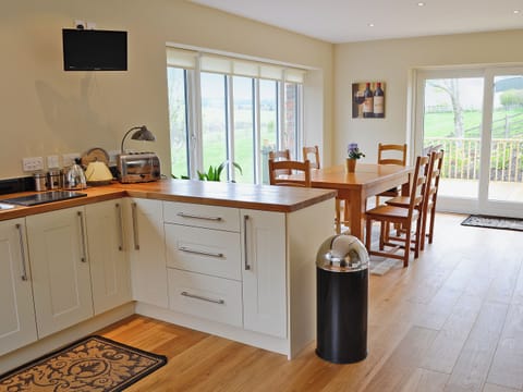 Kitchen/diner | Riverbank Cottage - Hole House Farm Cottages, Pooley Bridge, nr. Ullswater