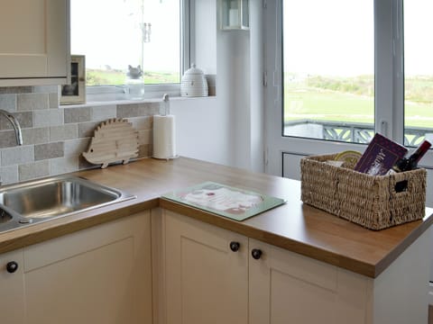 Light and airy kitchen | Salem Fach, Llanfairynghornwy