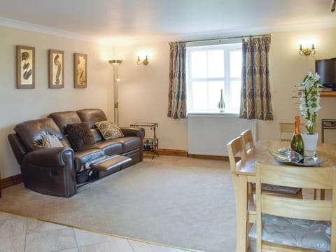 Spacious living area with convenient dining space | No 2 Pengraig Draw - Pengraig Cottages, Near Llanfarian