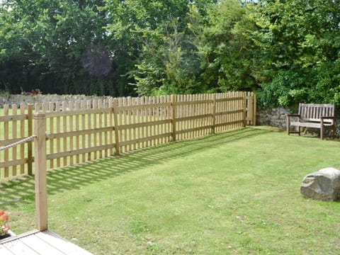 Enclosed lawned garden | Ty&middot; Sam - Ty Coch Chatham, Llandwrog, near Caernarfon