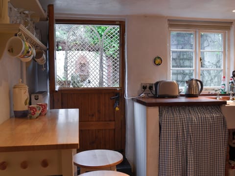 Kitchen and breakfast area | Blackberry Cottage, Kenton, near Exeter
