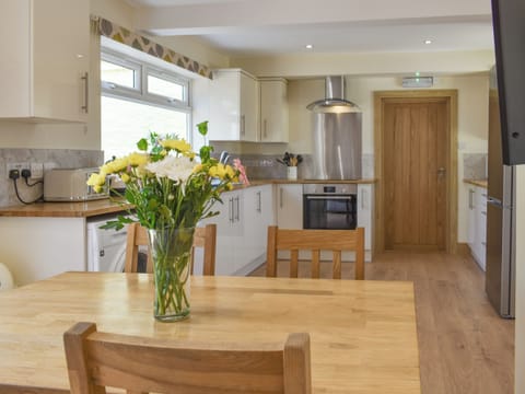 Kitchen/diner | Dildre - Brynllin Holiday Cottages, Bwlch-Llan, near Aberaeron