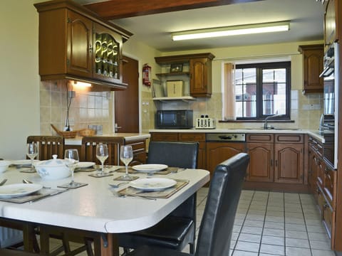Farmhouse style kitchen with breakfast bar | Bryn Hudol, Abererch, near Pwllheli
