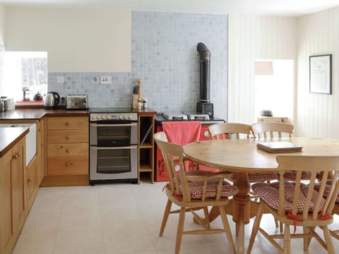 Spacious kitchen with dining area | Glenrossal Cottages - Keeper’s House - Glenrossal Cottages , Rosehall, near Lairg