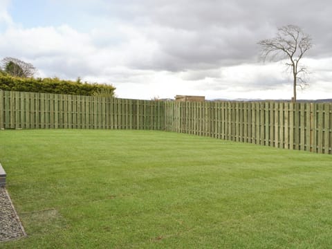 Enclosed lawned rear garden | Paddockhall Cottages- Veleta - Paddockhall Cottages, Linlithgow, near Edinburgh 