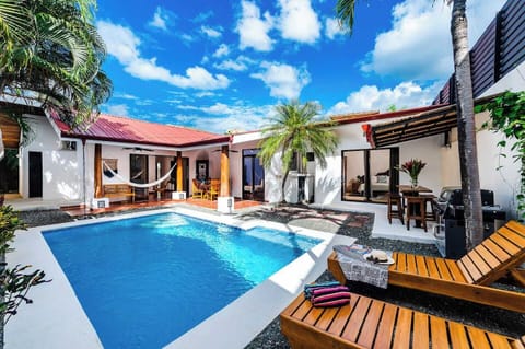 Langosta beach house rental – Relax by the pool and enjoy the tropical terrace, perfect for a laid-back Costa Rica getaway.