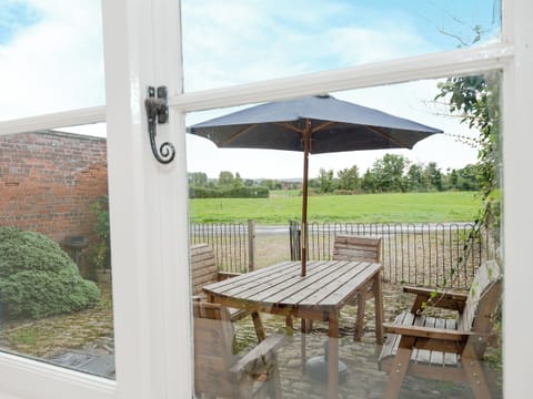 Sitting-out-area | The Stable, Foxham, near Chippenham
